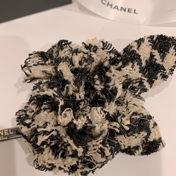 CHANEL 🖤 Tweed Raffia Black Cream Houndstooth Camellia Flower Pin Brooch Lapel - Picture 5 of 7